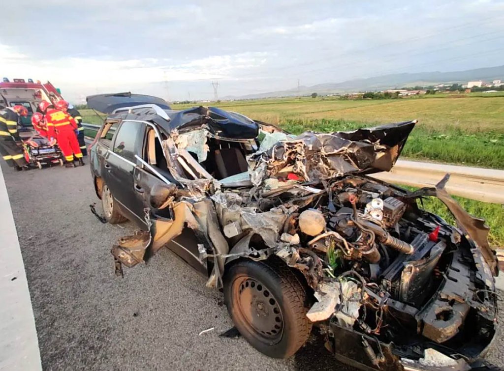 ACCIDENT pe Autostrada Sebeş-Turda. Maşină făcută zob de un autotren