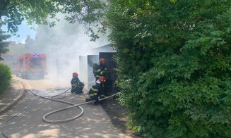 Incendiu la două garaje în Cluj-Napoca. Pompierii intervin cu două autospeciale pentru stingerea flăcărilor