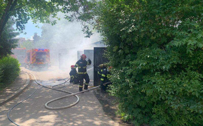 Incendiu la două garaje în Cluj-Napoca. Pompierii intervin cu două autospeciale pentru stingerea flăcărilor