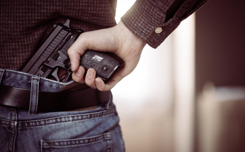 Pistolar din Bistrița,  reținut de polițiști. A scos arma la un local, iar la plecare a tras
