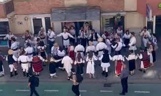 Clujenii au încins hora miresei în faţa blocului. În port popular, cu steag şi strigături