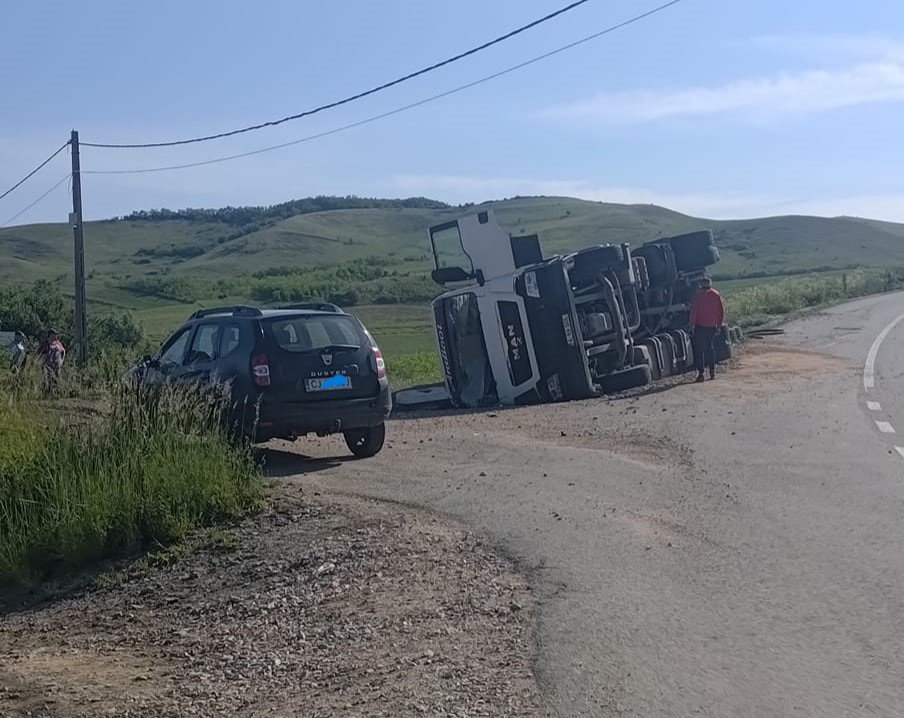 Accident pe un drum din Cluj. Un TIR s-a răsturnat