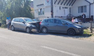 Cluj: O șoferiță a pierdut controlul volanului și a avariat trei mașini. Patru persoane, consultate medical