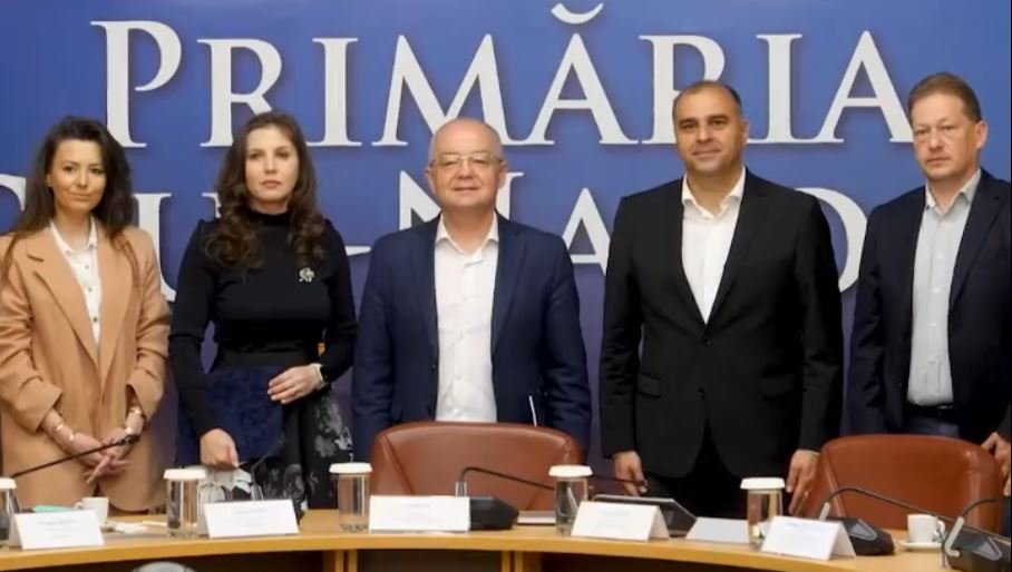 2 milioane de euro pentru mobilier în 64 de școli din Cluj-Napoca. Boc: "Astăzi am semnat contractul"