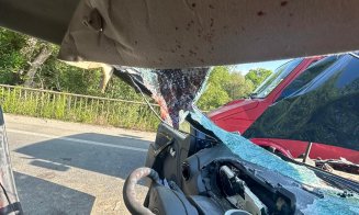 ACCIDENT grav provocat de un bolovan desprins de pe un versant / Șofer în stare gravă, transportat cu elicopterul SMURD