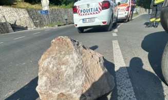 ACCIDENT grav provocat de un bolovan desprins de pe un versant / Șofer în stare gravă, transportat cu elicopterul SMURD