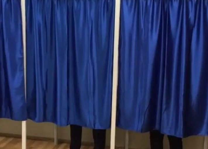 Persoanele cu afecţiuni vizibile vor putea fi însoţite în cabina de vot de persoane la alegerea lor, cu două excepții