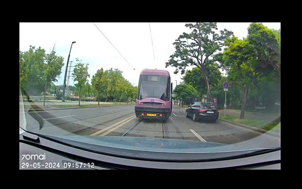 Ca vântul şi ca gândul, pe lângă tramvaiul cu uşile deschise în staţie / "Pămpam, două carnete... Dacă cobora careva?"