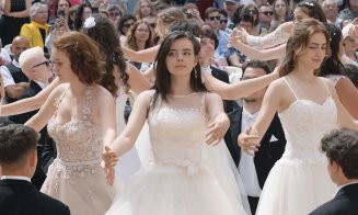Bridgerton á la Cluj. "Prinți și prințese în valsul vieții" / Spectacol de excepţie al unor absolvenți de liceu din Cluj-Napoca
