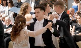 Bridgerton á la Cluj. "Prinți și prințese în valsul vieții" / Spectacol de excepţie al unor absolvenți de liceu din Cluj-Napoca