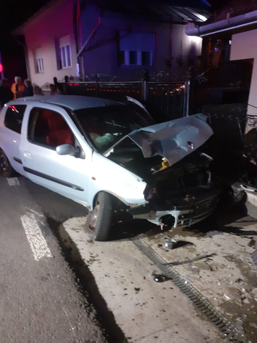 ACCIDENT în județul Cluj: A lovit atât de puternic o dubiță parcată pe marginea drumului, încât doar descarcerarea a mai putut extrage victima