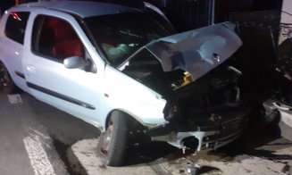 ACCIDENT în județul Cluj: A lovit atât de puternic o dubiță parcată pe marginea drumului, încât doar descarcerarea a mai putut extrage victima