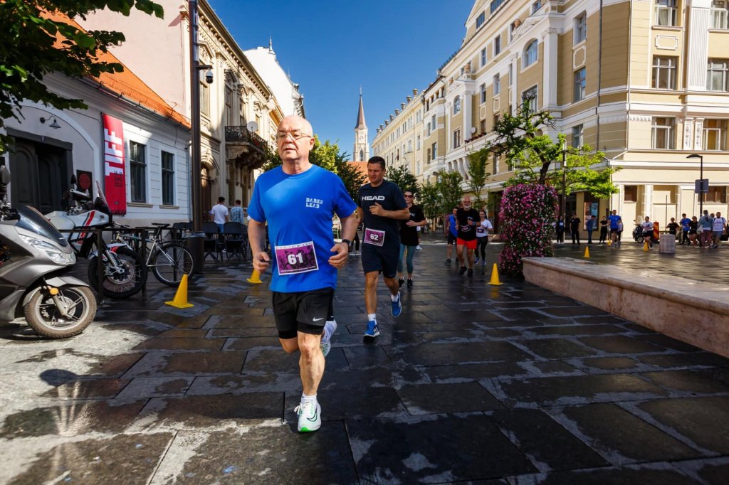 Emil Boc, în formă maximă, la Crosul Universităţilor de la Zilele Clujului / 3 km de alergare prin zonele istorice ale oraşului