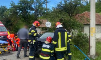 ACCIDENT în Cluj. Implicate o autoutilitară şi 2 autoturisme / A fost solicitat elicopterul SMURD