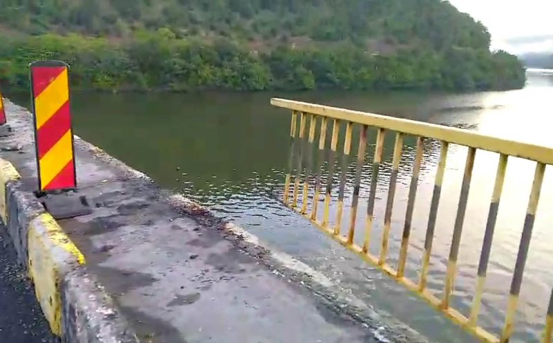 TIR căzut de pe un pod, în Dunăre, de la 20 m înălţime / Trupul șoferului a fost recuperat de scafandri
