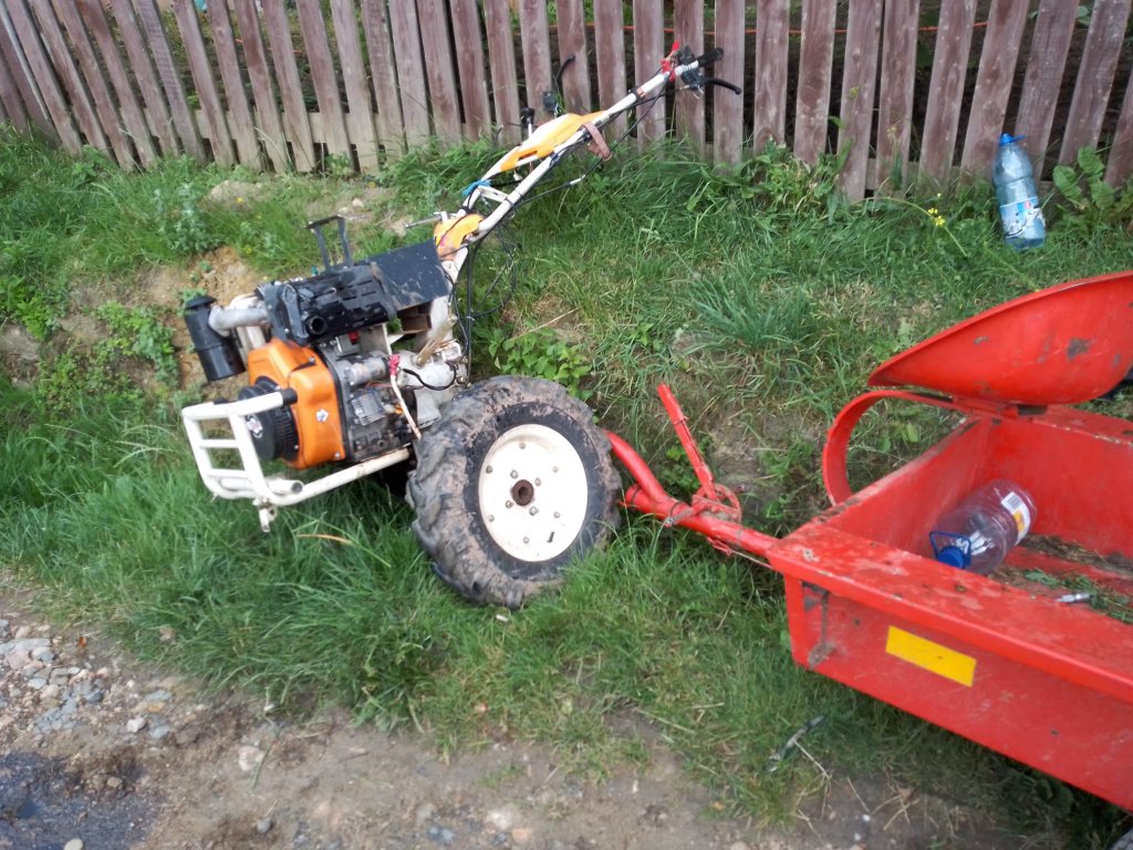 Tânăr din Cluj, transportat de urgență la spital după ce și-a prins piciorul într-un motocultor