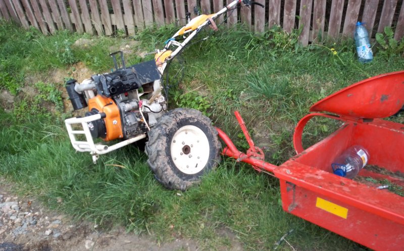 Tânăr din Cluj, transportat de urgență la spital după ce și-a prins piciorul într-un motocultor