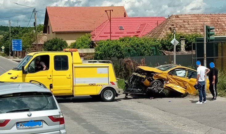 Accident între două mașini, într-o localitate din Cluj. O femeie primește îngrijiri medicale