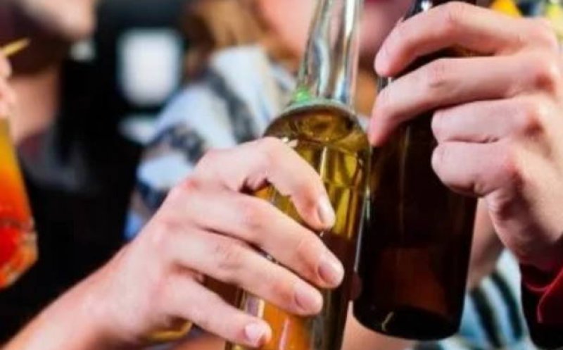 Tinerii care consumă alcool au un risc ridicat de a deveni dependenţi/ Peste două treimi din liceenii din România spun că au băut