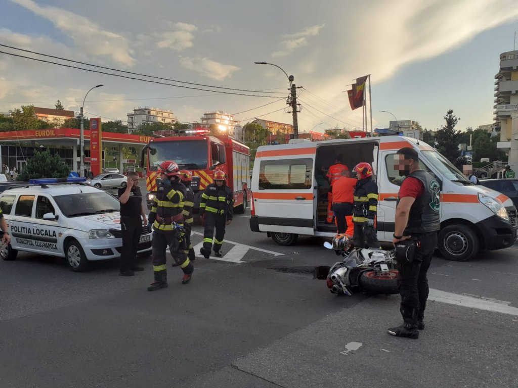 ACCIDENT rutier pe strada Observatorului din Cluj. Motociclist rănit, transportat la spital
