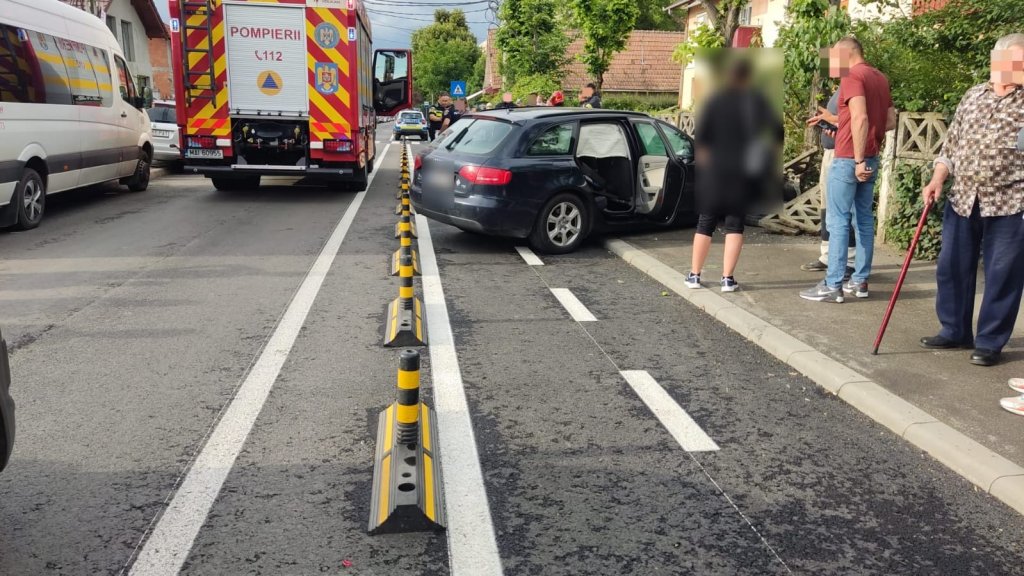 Coliziune între două mașini în județul Cluj. O femeie a fost transportată la spital cu SMURD-ul