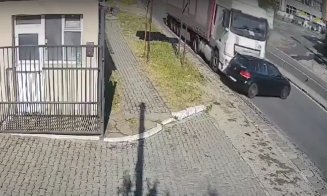 Accident bizar. Un TIR a lovit un autoturism și l-a târât zeci de metri pe șosea, fără ca șoferul să-și dea seama