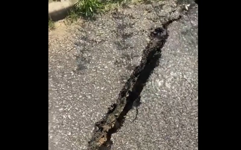 Strada Uliului din Cluj-Napoca, tot mai la vale. O nouă crăpătură imensă a apărut în asfalt