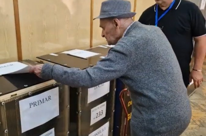Un veteran de război de 108 ani din Cluj, unul dintre cei mai în vârstă alegători din țară, a ieșit la vot