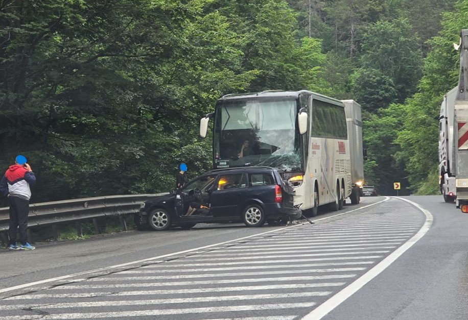 Accident rutier cu o victimă într-o localitate din Cluj: o mașină și un autocar, implicate. Trafic îngreunat