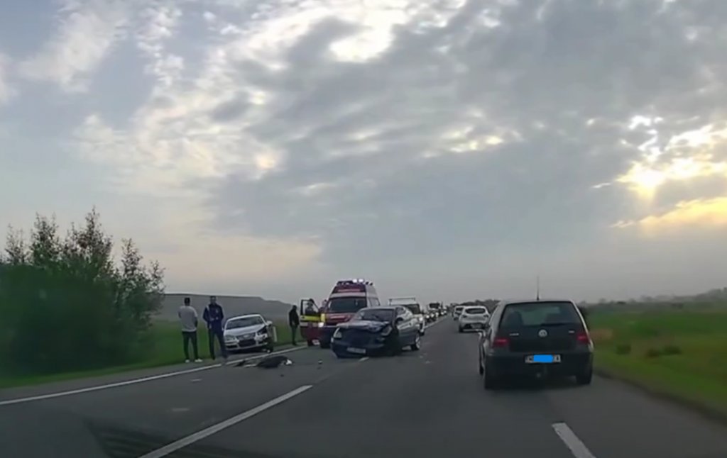 Coliziune între trei mașini pe centura Apahida - Vâlcele. Doi bărbați, transportați la spital