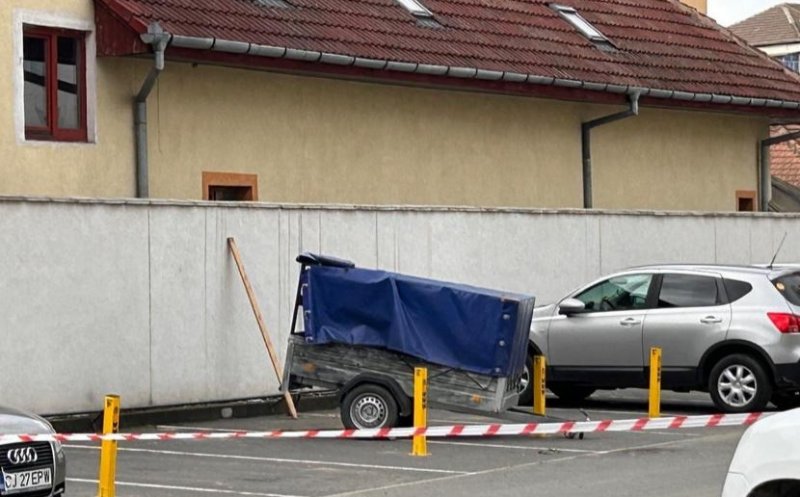 Scene de groază în vestul țării. Cadavrul unei femei, găsit într-o remorcă parcată printre blocuri / Se fac cercetări pentru omor