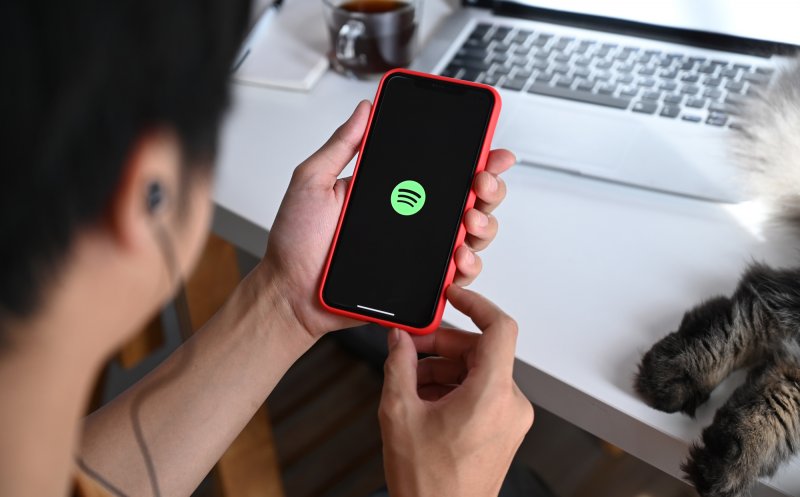 Schimbare la gigantul de muzică Spotify. Cine va plăti în plus pentru abonament