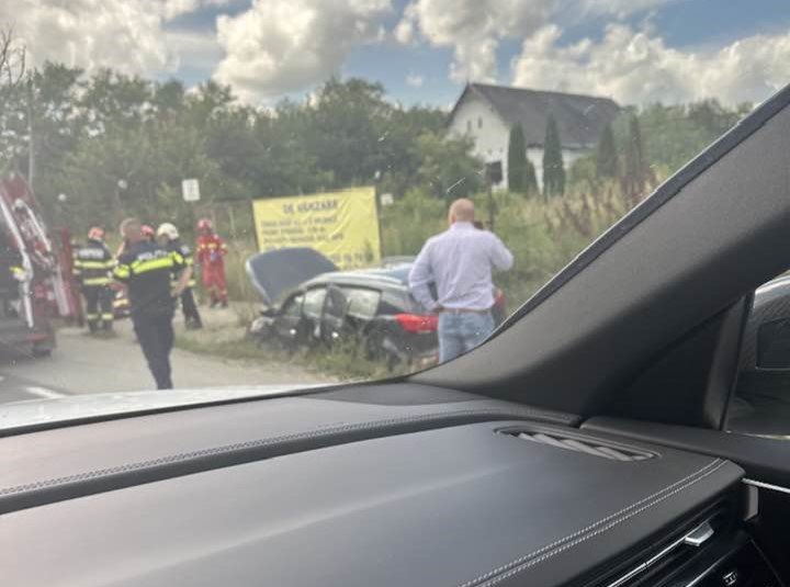 Mașină ieșită în decor pe un drum din Cluj. Femeie rănită, transportată la spital