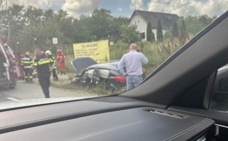 Mașină ieșită în decor pe un drum din Cluj. Femeie rănită, transportată la spital