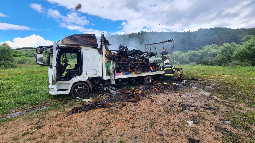 Pompierii clujeni au luptat ore în șir pentru a stinge focul care a făcut SCRUM un camion încărcat cu zeci de stupi de albine