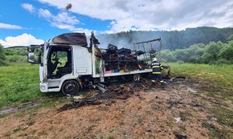 Pompierii clujeni au luptat ore în șir pentru a stinge focul care a făcut SCRUM un camion încărcat cu zeci de stupi de albine