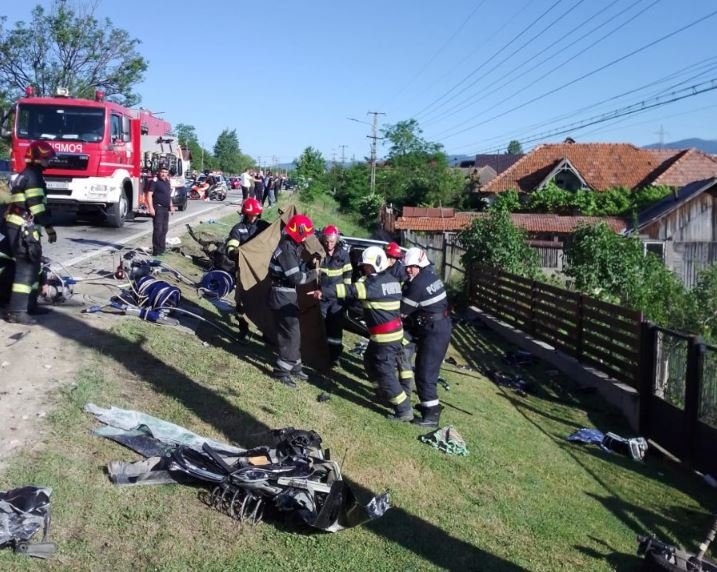 Autocar plin cu elevi, răsturnat în urma unui accident. A fost activat Planul Roşu/ Un tânăr de 22 de ani a murit