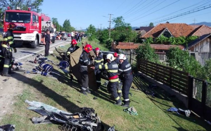 Autocar plin cu elevi, răsturnat în urma unui accident. A fost activat Planul Roşu/ Un tânăr de 22 de ani a murit