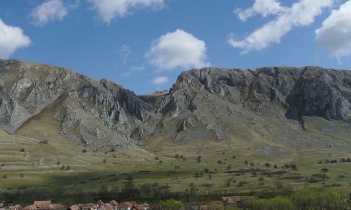 Intervenție de urgență pe munte. Un turist a rămas BLOCAT cu un copil de 4 ani pe Piatra Secuiului
