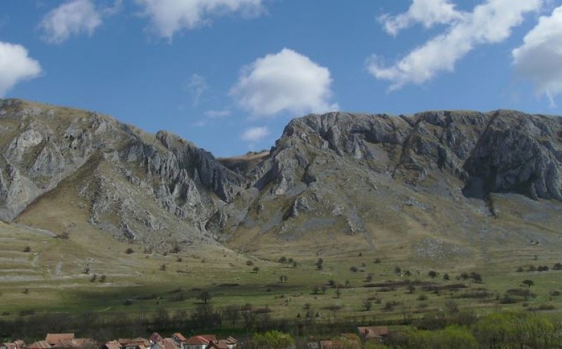 Intervenție de urgență pe munte. Un turist a rămas BLOCAT cu un copil de 4 ani pe Piatra Secuiului