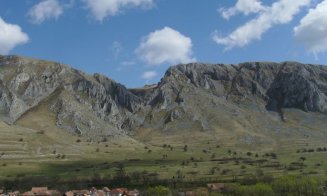 Intervenție de urgență pe munte. Un turist a rămas BLOCAT cu un copil de 4 ani pe Piatra Secuiului