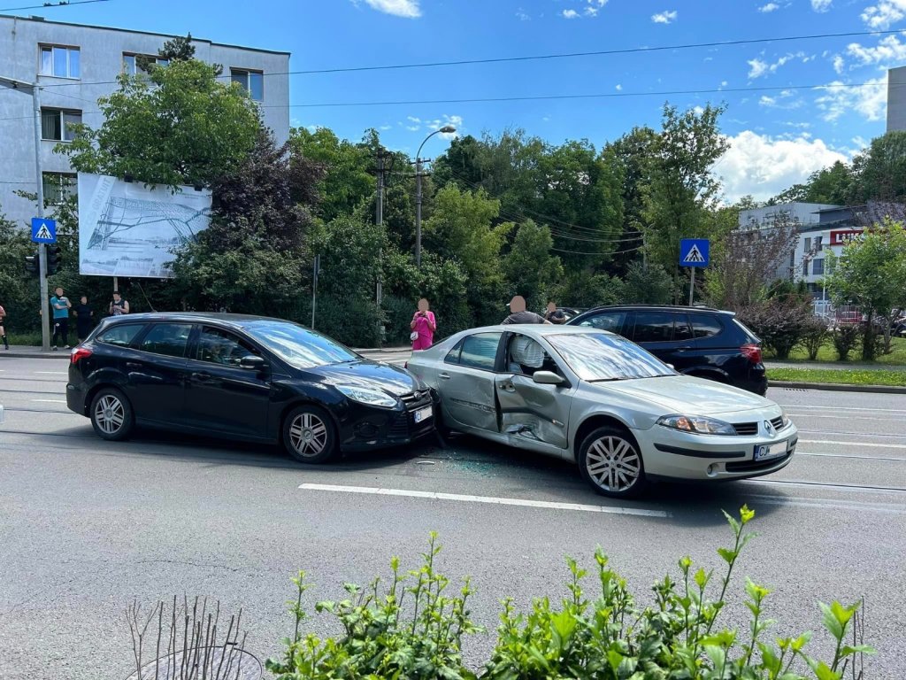 Accident pe Plopilor. Trei mașini implicate
