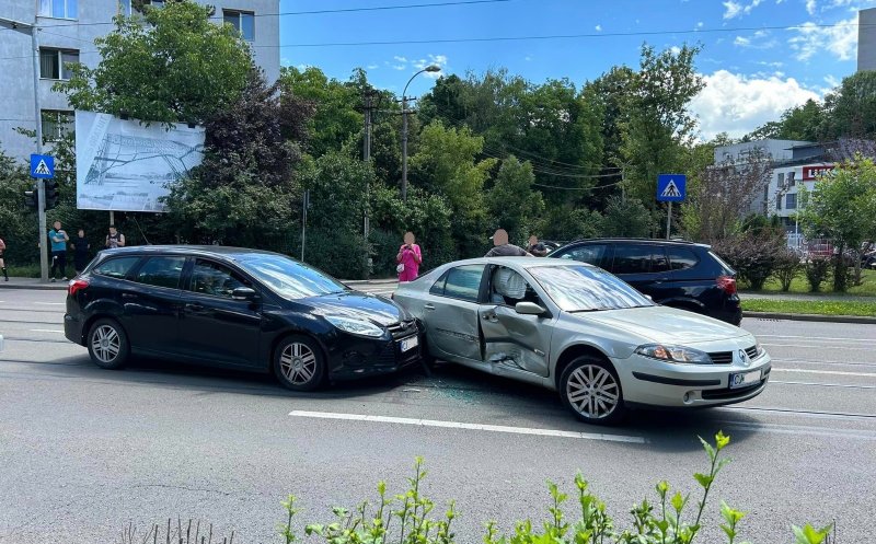 Accident pe Plopilor. Trei mașini implicate