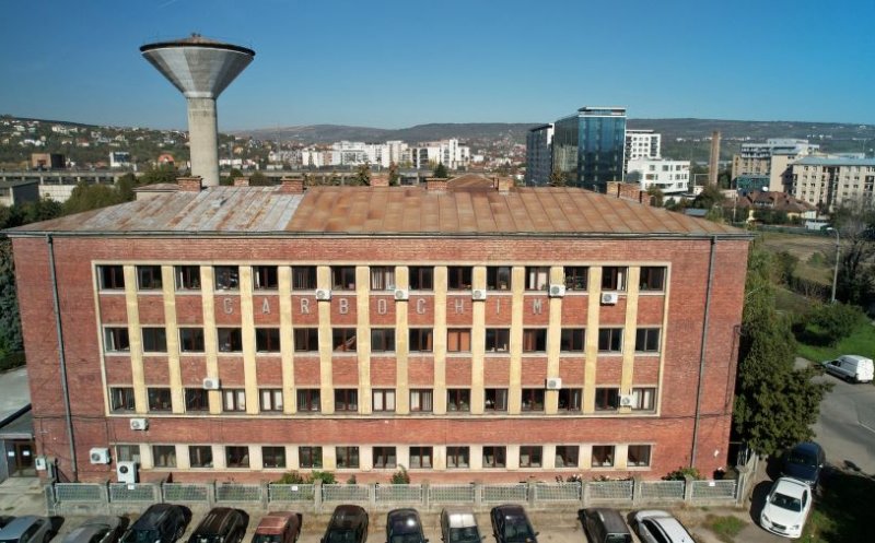 Se lucrează la conservarea și modernizarea clădirii – reper pentru „Uzina Carbochim”, cu valoare ambientală pentru Piața 1 Mai din Cluj-Napoca