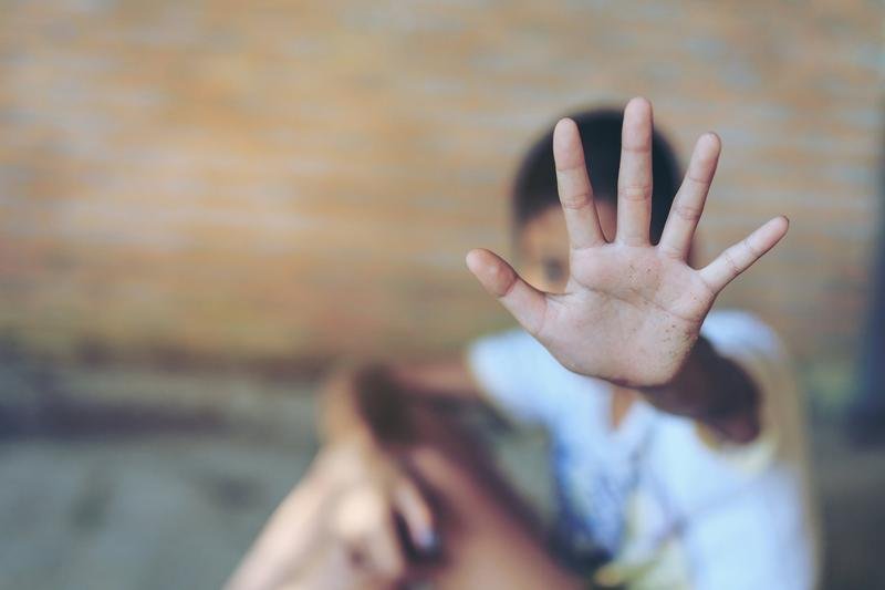Cruzime fără margini. Copii exploatați prin muncă și obligați să stea ore în șir în genunchi, bătuți și forțați să participe la acțiuni religioase