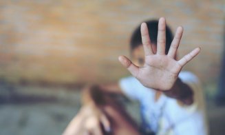 Cruzime fără margini. Copii exploatați prin muncă și obligați să stea ore în șir în genunchi, bătuți și forțați să participe la acțiuni religioase