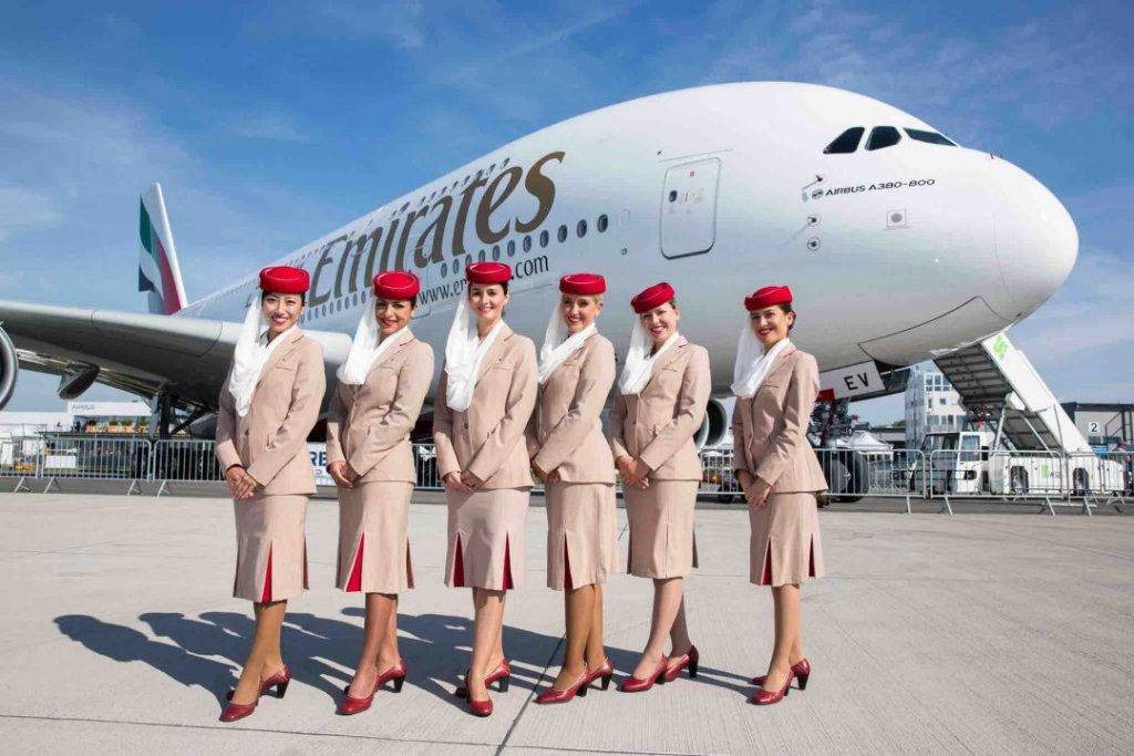 O uriașă companie aeriană caută 5.000 de însoțitori de bord în întreaga lume. Salariul pornește de la 2.500 de euro