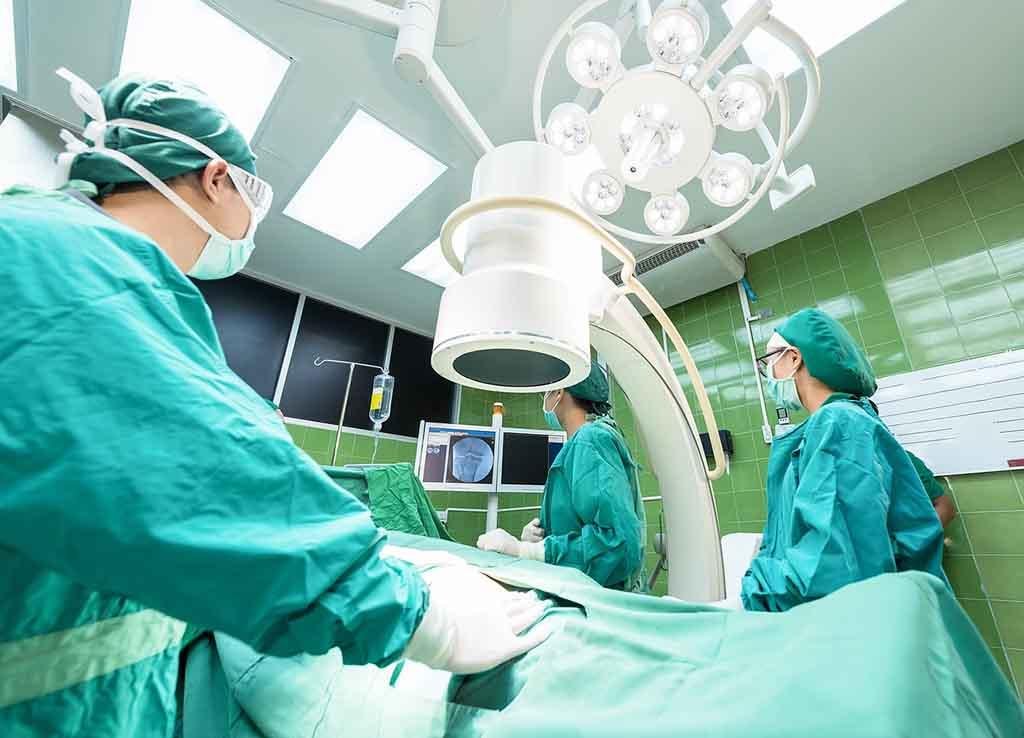 Un nou tratament pentru cancer este decontat în România. Intervenţia costă până la 20.000 de euro