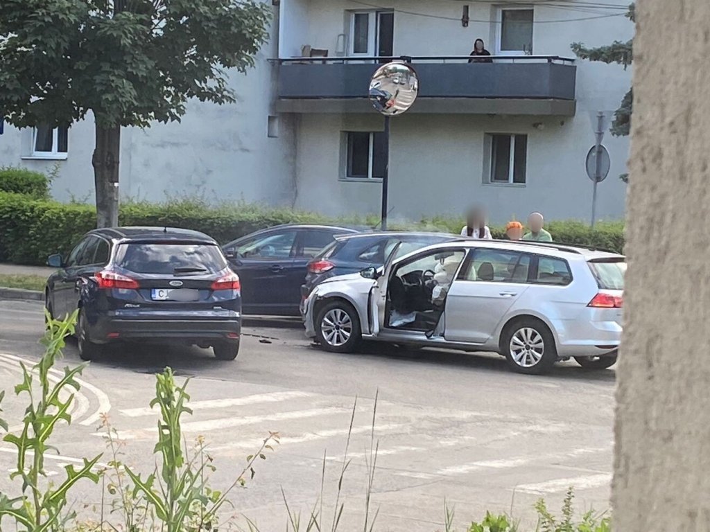 Coliziune puternică între două mașini, pe o stradă din Cluj-Napoca
