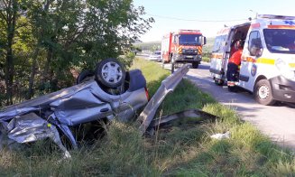 Mașină cu roțile în sus, pe un drum din județul Cluj. Doi bărbați au fost răniți